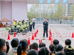 党建引领护成长 交通安全润童心 ——如皋市东皋幼儿园开展“一盔一带”主题