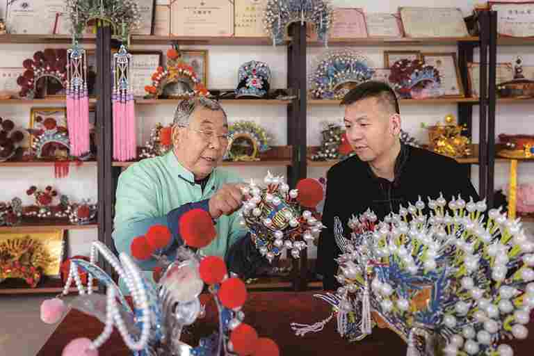 河北定兴盔头:“顶上功夫”见证梨园春秋 河北定兴盔头:“顶上功夫”见证梨园春秋