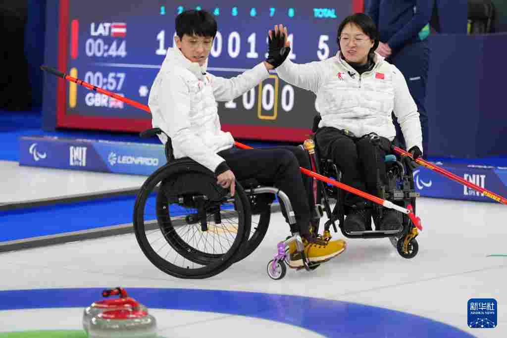 冬残奥会——轮椅冰壶混双循环赛:中国队胜意大利队