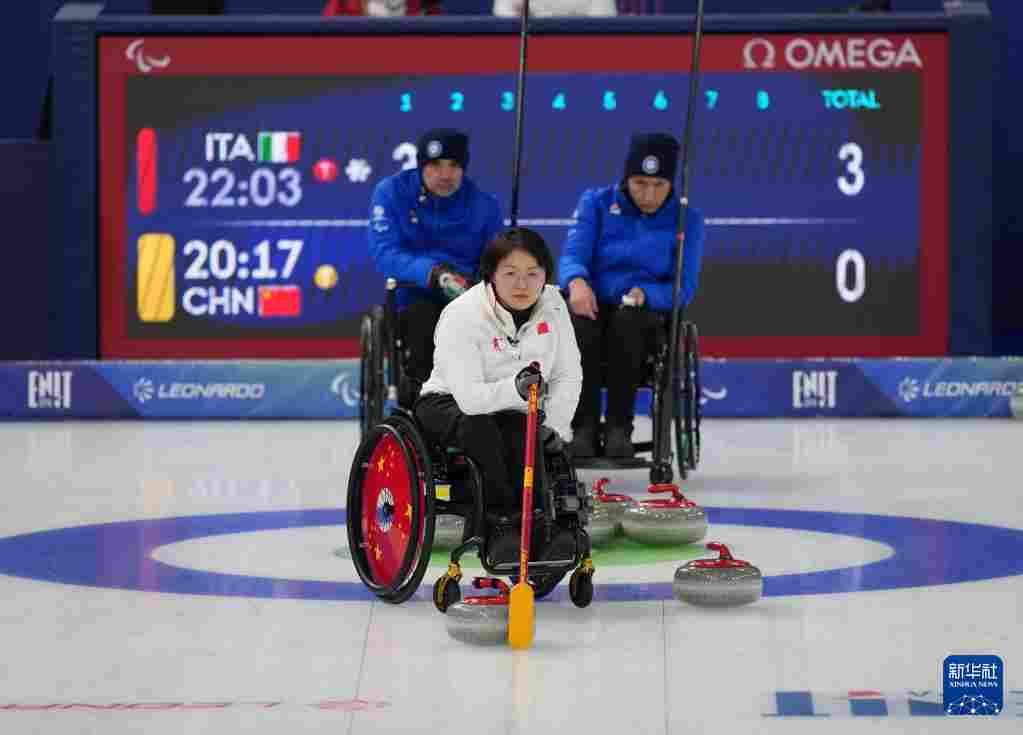 冬残奥会——轮椅冰壶混双循环赛:中国队胜意大利队