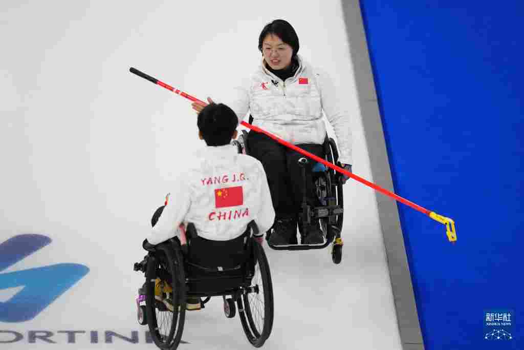 冬残奥会——轮椅冰壶混双循环赛:中国队胜意大利队