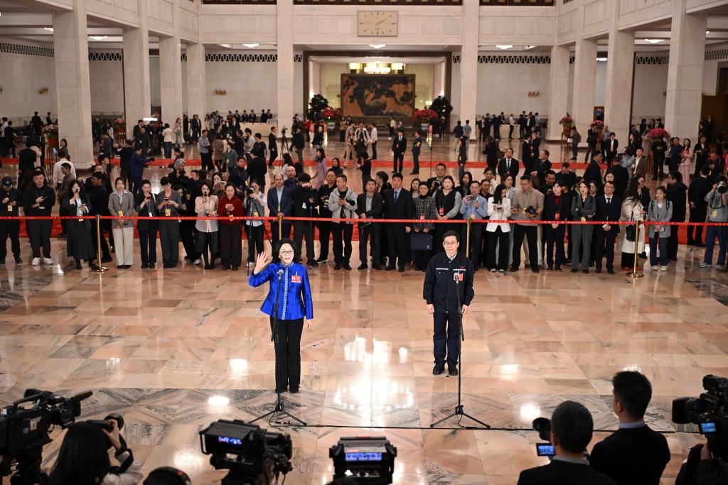 两会通道背后的故事｜古老民族技艺 织就锦绣生活