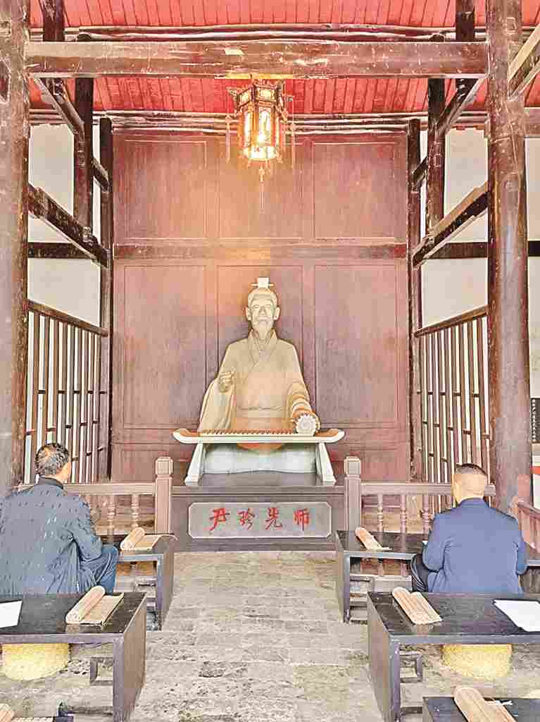 光明文化周末:务本堂前 光明文化周末:务本堂前